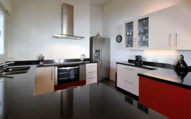 Graceful Villa in Sayalonga with Swimming Pool