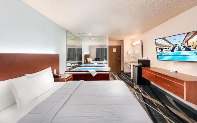 Grand Marquis Waterpark Hotel & Suites