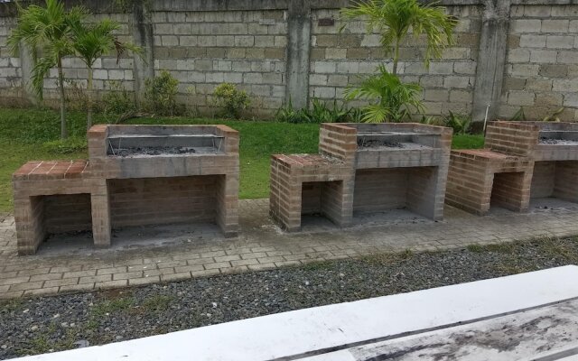 Condo in Lapu-lapu wd 3 Pools/free Wifi&netflix