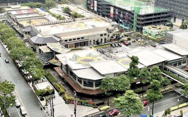 Thompson Suites BGC (Uptown Parksuites)