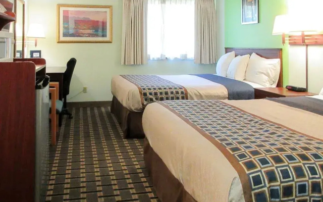 Super 8 by Wyndham Chisago City