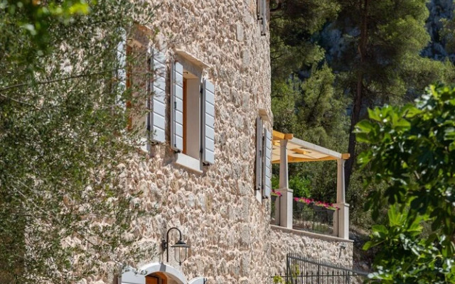 Rustic luxury villa Fulmin