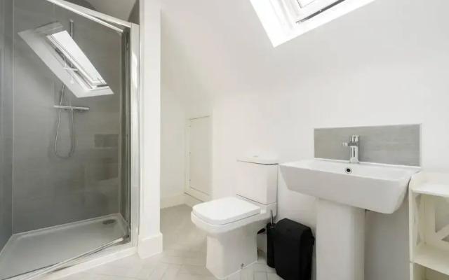 Modern Apartment, Castle View Rochester, England