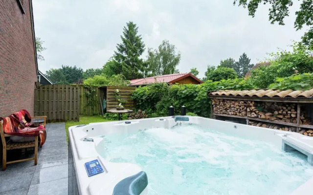 Cosy Holiday Home in Lauwersoog by the Lake