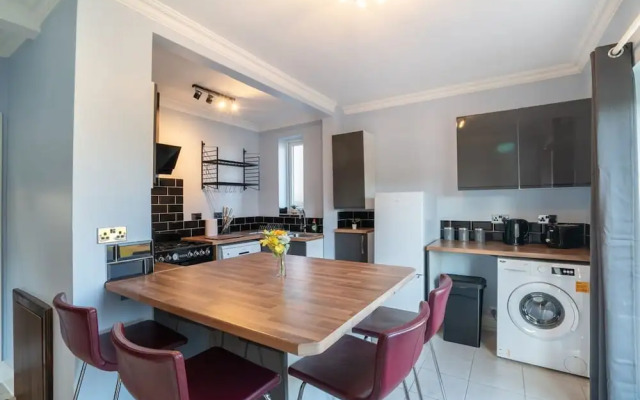 Stylish 3 Bed House-free Parking