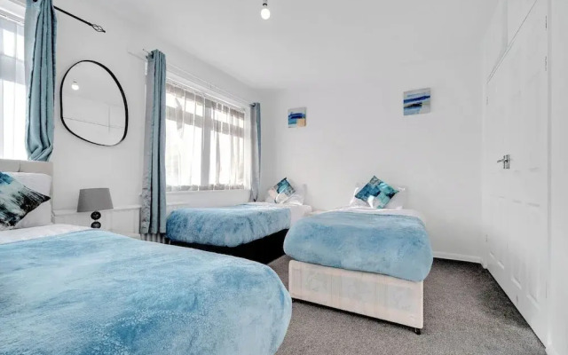 4 Bedrooms - Up To 14 Guests - Free Parking