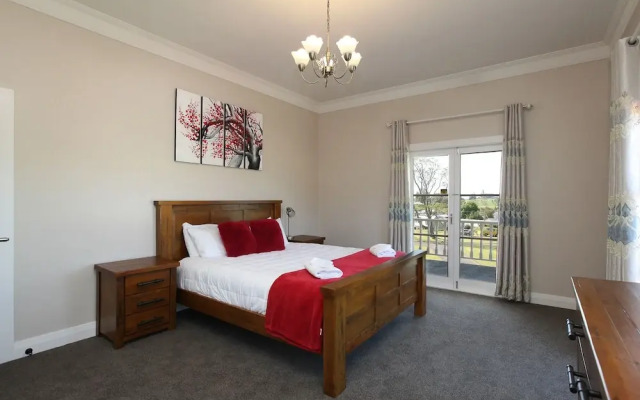 Luxury 3Brm Mannor in Temple View