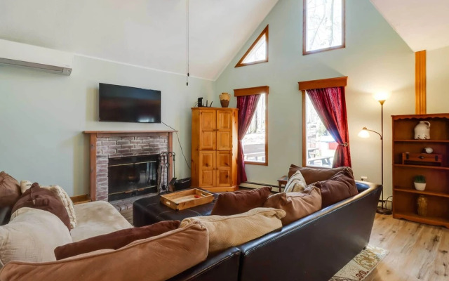 Spacious Pocono Lake House Near Skiing & Swimming!