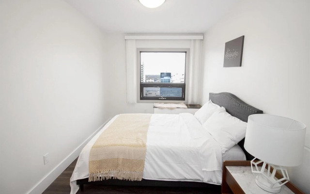 21st Floor Two Bedroom Downtown Unit Free Parking