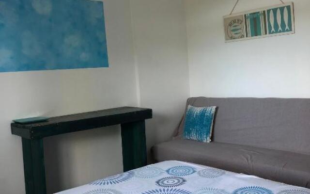 La Colline Bed & Table