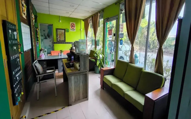 OYO 91012 Cenang Motel