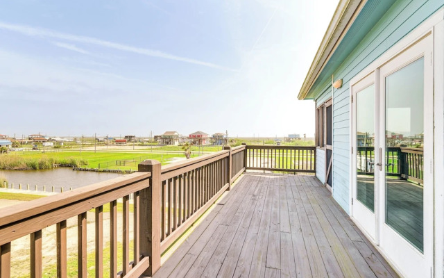 Canal-front Coastal Getaway in Gilchrist w/ Deck