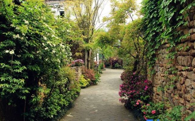 Sansheng Yizhai Hostel