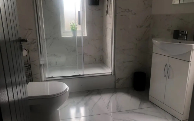2 Bed Flat - Sleeps 6 - Parking - Wifi