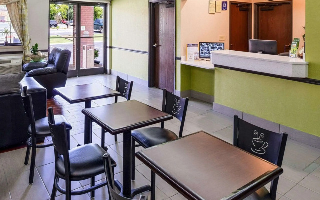 Econo Lodge Inn & Suites