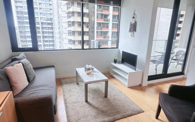 A Chic 2BR Apt Across From Southern Cross Station – Guest Rooms – Melbourne