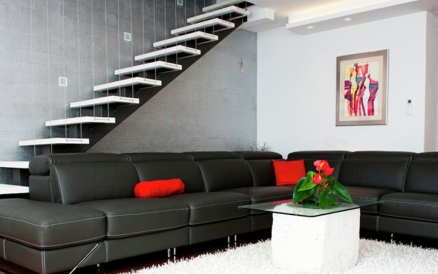 Modern Apartment with Private Pool in Split