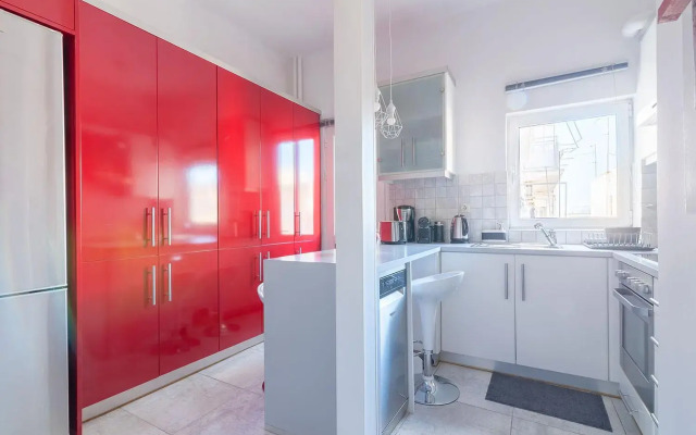 Central Apartment Elpis next to the metro