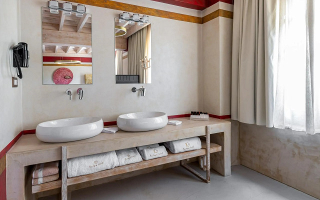 10GR Boutique Hotel and Wine Bar
