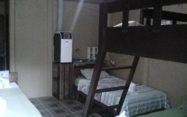 Hotel Cabinas y Tour Aaron Tortuguero