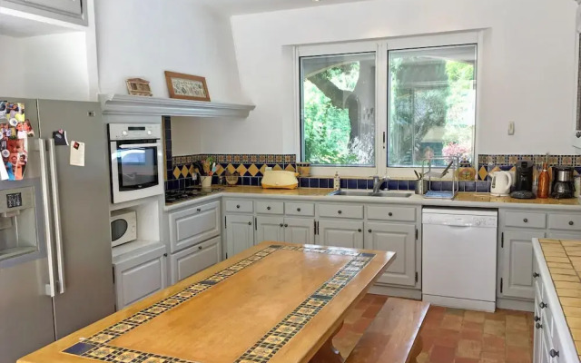 Spendid Holiday Home in La Croix-valmer With Swimming Pool