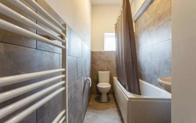 Shirley House Self Catering Guest House, 5 min Drive to Cruise Ship Terminals and City Centre