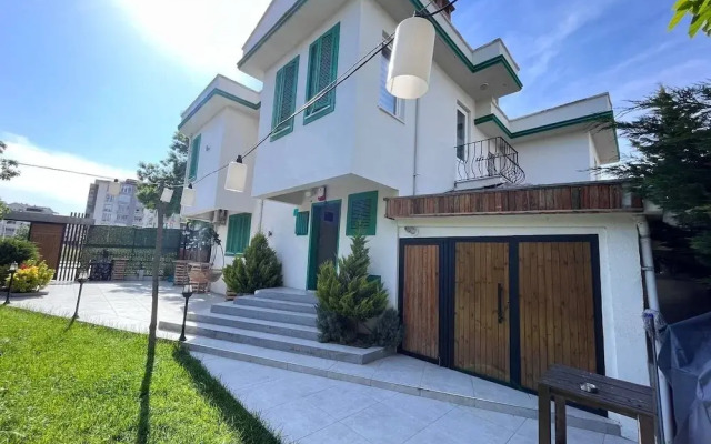 Yeşil Panjurlu Villa Otel