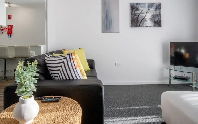 Seafront Getaway Studio, Great Location With Pool
