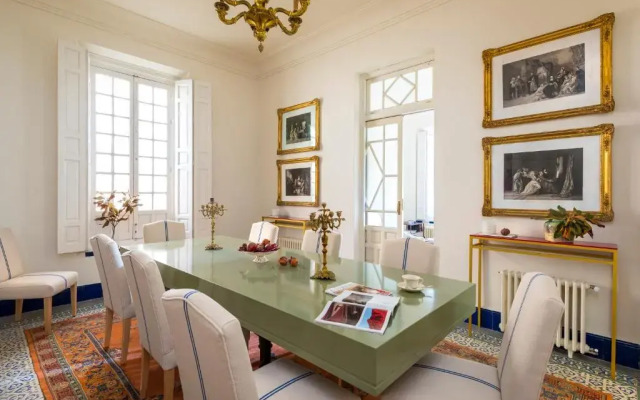 Villa Alfonso, Luxury Villa In Midtown, Parking