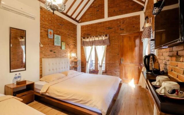 Omah Teras Bata Guesthouse By Zuzu