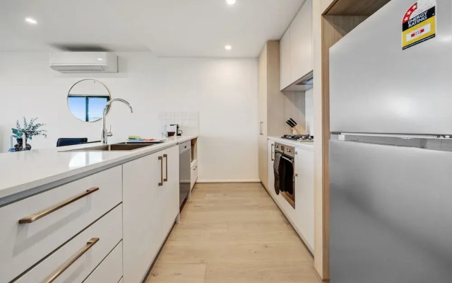 Chic 1-bed With Sophisticated Decor,