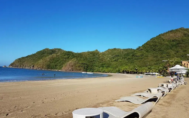 Myna Lagoon Pico de Loro