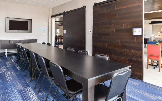 Holiday Inn Express & Suites Kansas City - Lee's Summit by IHG