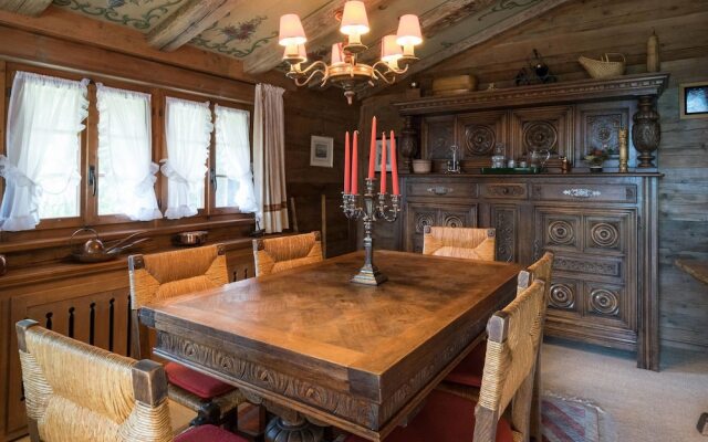 Big Luxurious Chalet in Schönried