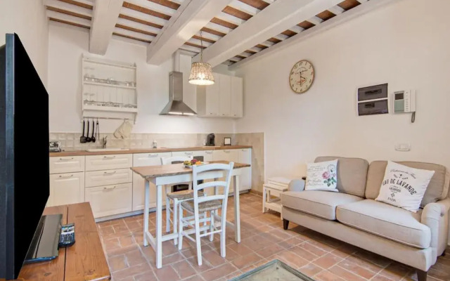 Stunning Apartment in Mombaroccio Near Metauro River
