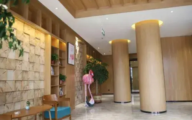 Kee Royal Hotel (Dengzhou Hua Chau Academy Store)