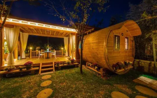 Jiuru Mountain Hongyanrong Wooden Barrel Homestay
