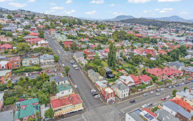 Stylish 3 Bedroom Townhouse - Hobart CBD