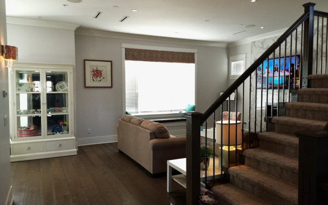 Vancouver West Cozy Retreat by Host Launch