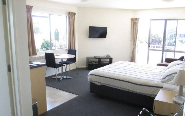Bay Crest Motor Lodge