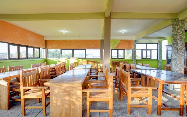 OYO 92896 Hotel Sahabat Syariah Near Plasa Telkom Bawean