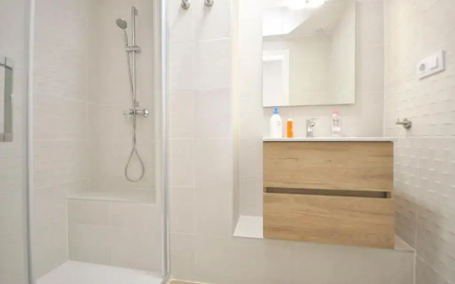 7th floor beachfront apartment with stunning views