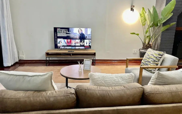 Cozy 3 Bedroom House With Unique Bathrooms - 2084