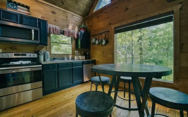 Cabin in Nature w/ Hot Tub & Games!