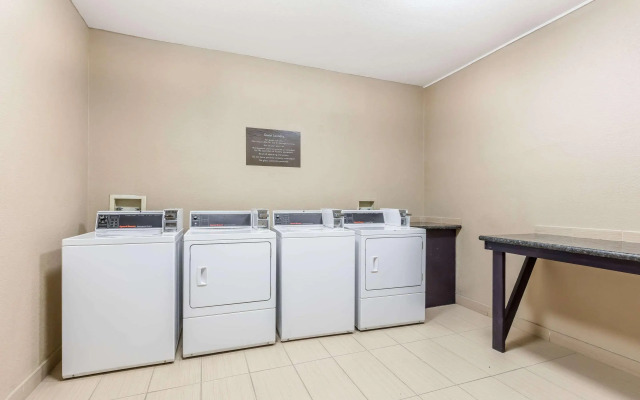 Comfort Inn & Suites Crystal Inn Sportsplex