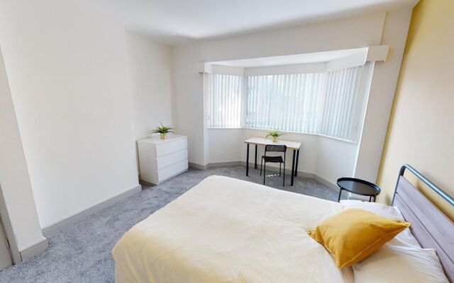 Stunning City Centre-uni Town House