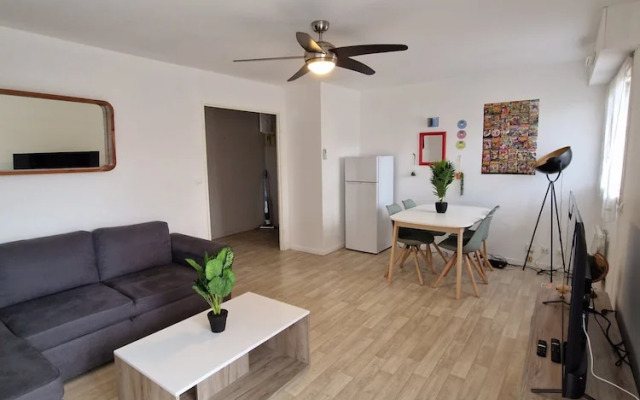 Cozy City Retreat With Balcony, Le Mans