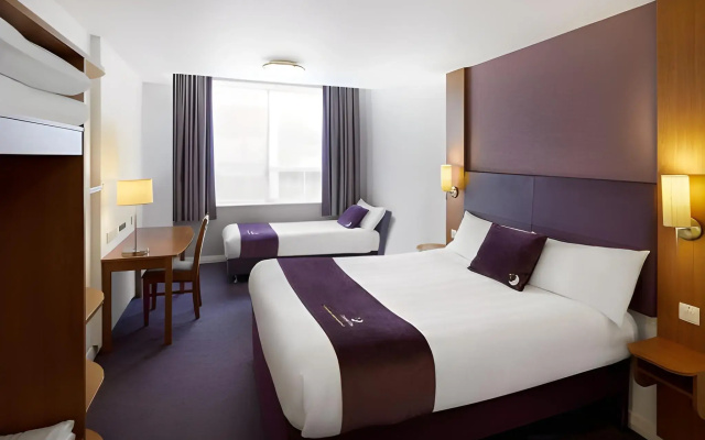 Premier Inn Heathrow Airport T2 & T3 (Bath Road)