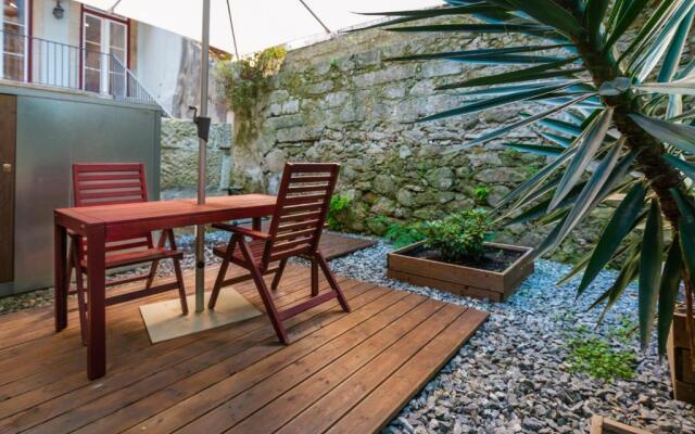 Low Cost Parking - Private Garden - Almada 392