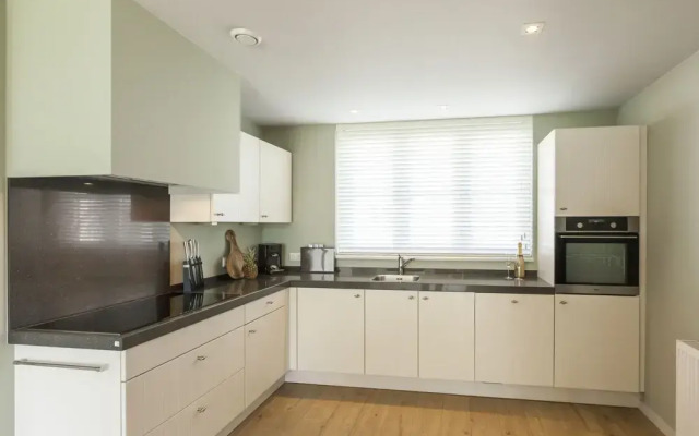 New and luxurious villa, a 5-minute walk from beach and dunes.